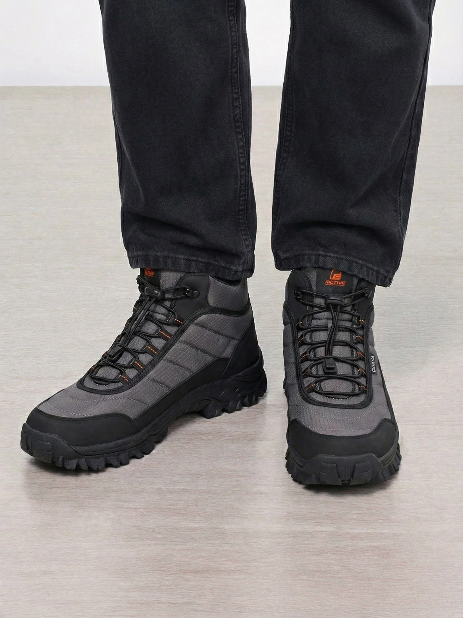 Кроссовки серого цвета текстильные на рельефной подошве